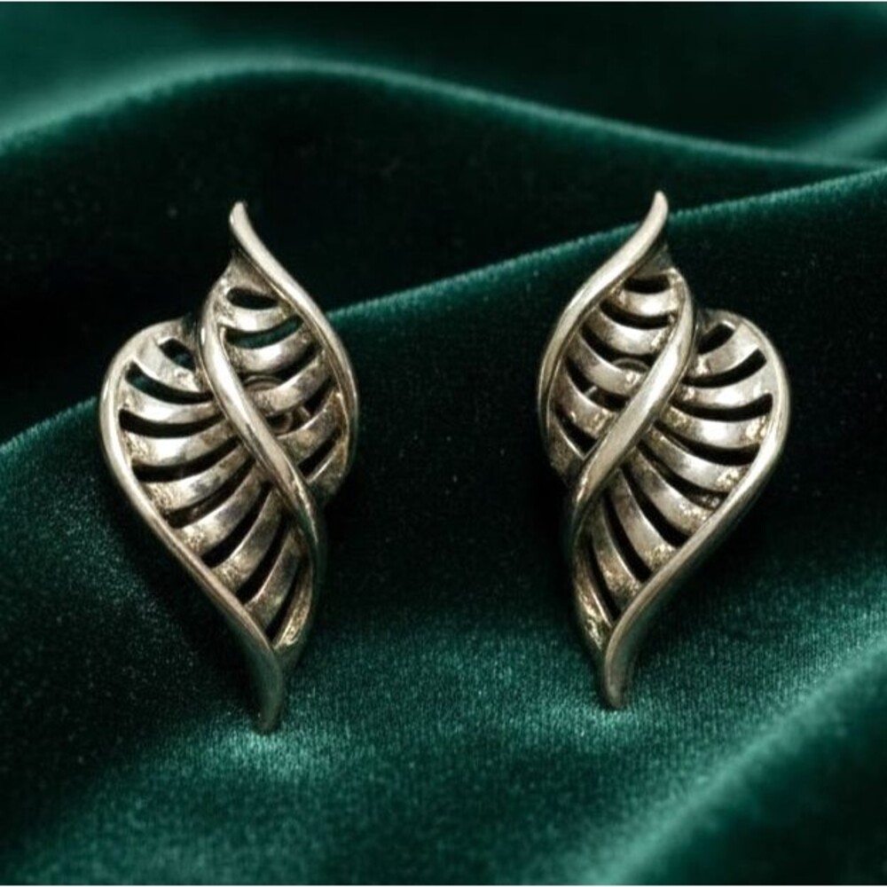 Vintage Coro Shell Shape Earrings Clip Ons Silver Tone signed Mid Century